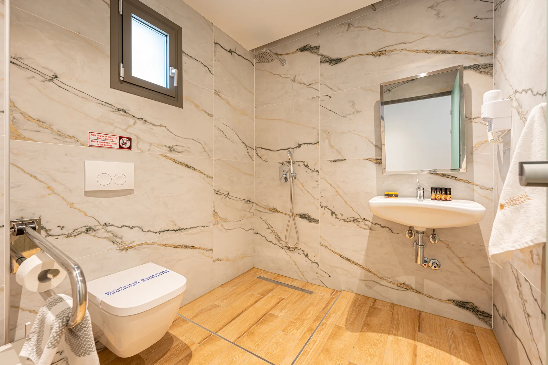 Tiara Holidays - Elegant Maltepe - Double Room with City View - bathroom disability access